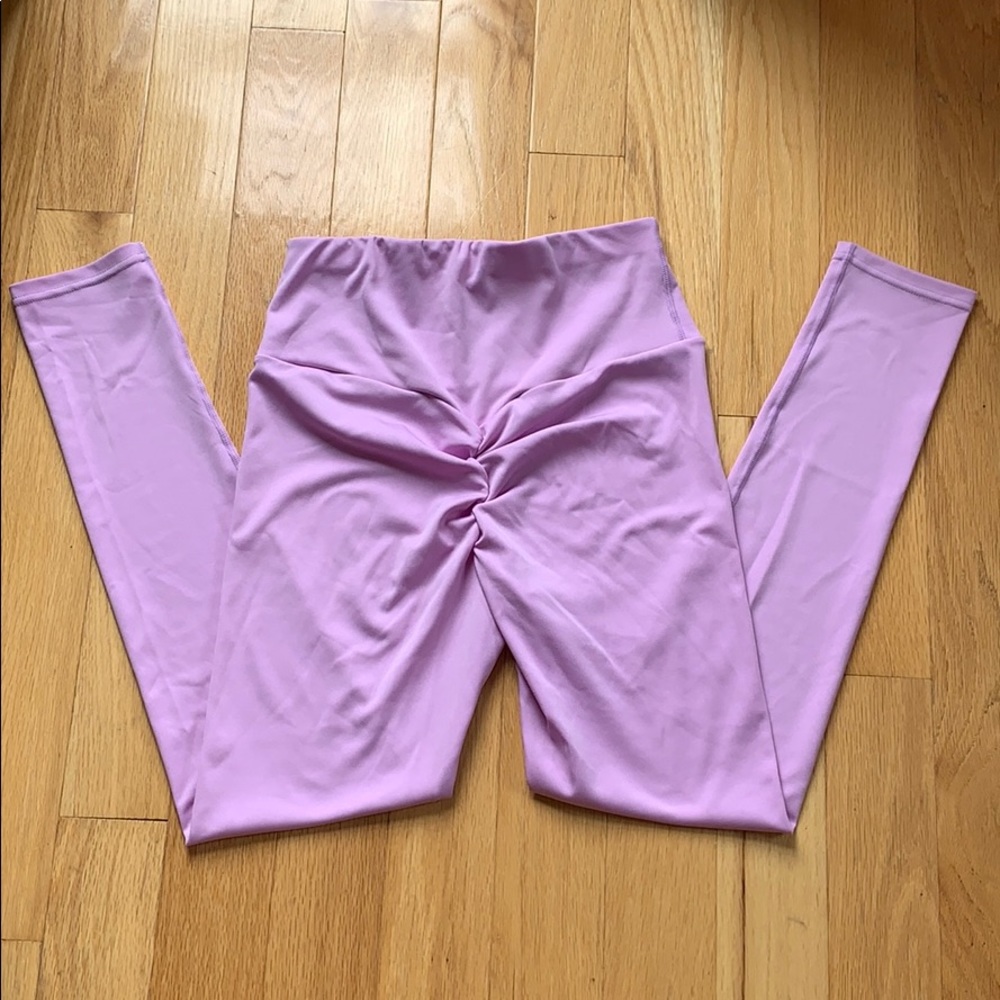 Lavender Scrunch Butt Leggings Size Large